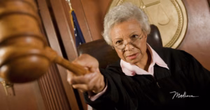 Richter mit Hammer im Gerichtssaal