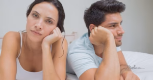 gelangweiltes Paar liegt nebeneinander