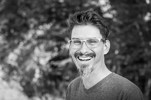 Micha Madhava lächelt in die Kamera