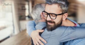 Zwei Menschen umarmen sich herzlich.