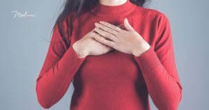 Frau mit Händen auf Herz