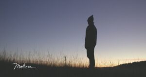 Silhouette ein Mannes auf freiem Feld