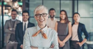 ältere Führungskraft vor ihrem Team