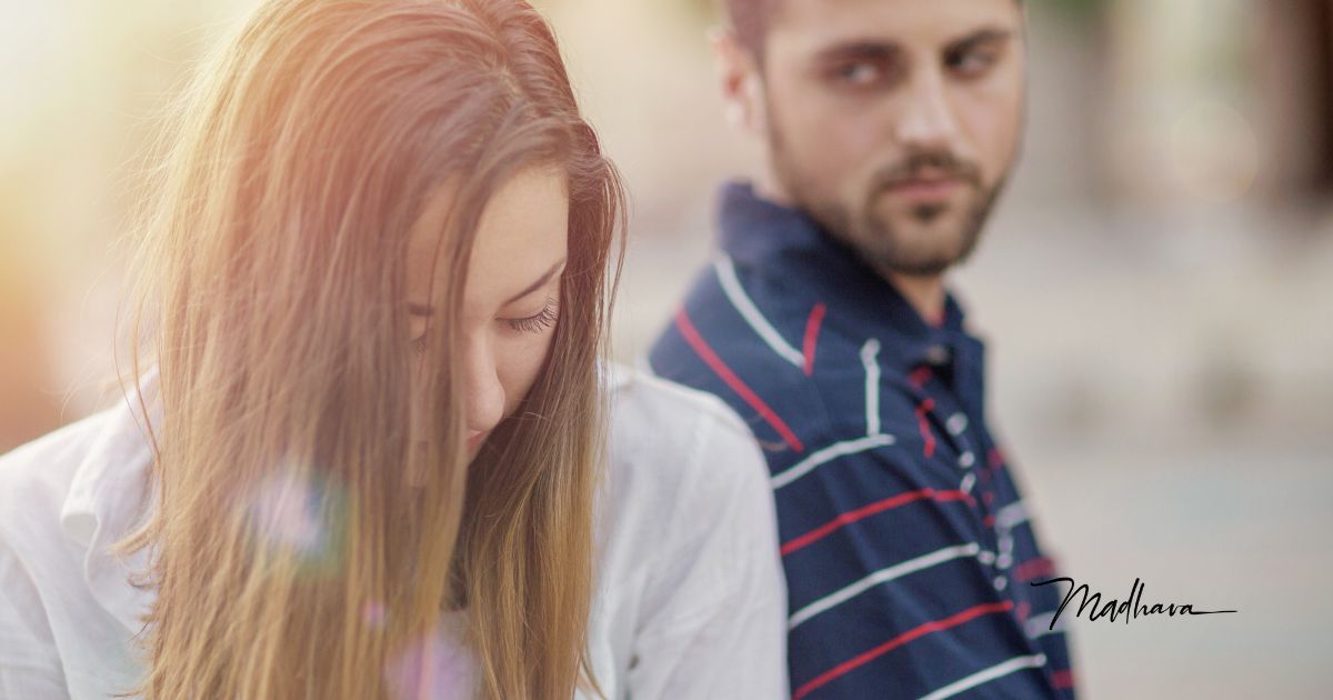 ein Paar sitzt traurig nebeneinander