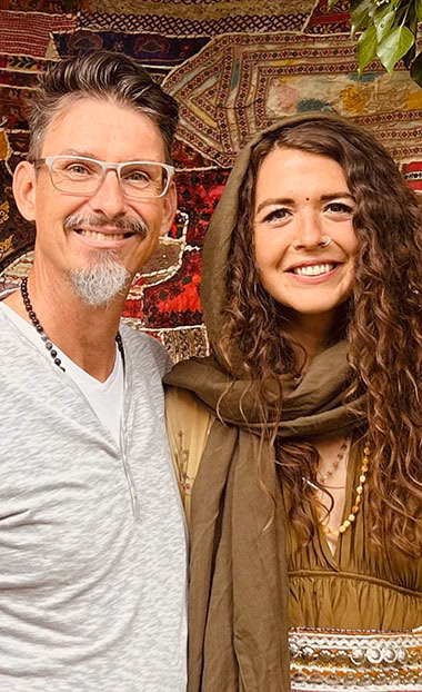 Madhava und Lara lächeln