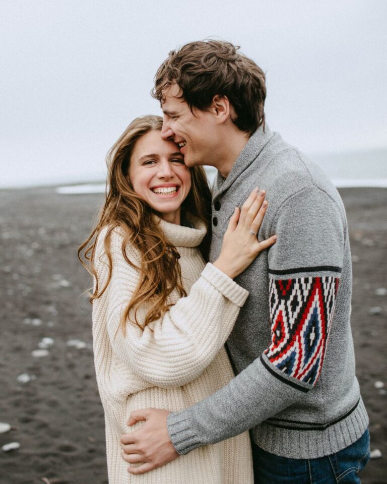 ein umarmendes Paar am Strand