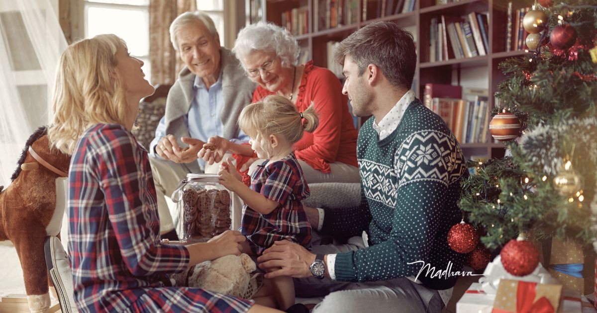 familie beim auspacken von Geschenken zu weihnachten