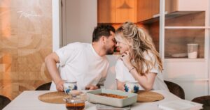 ein paar ist intim am Esstisch