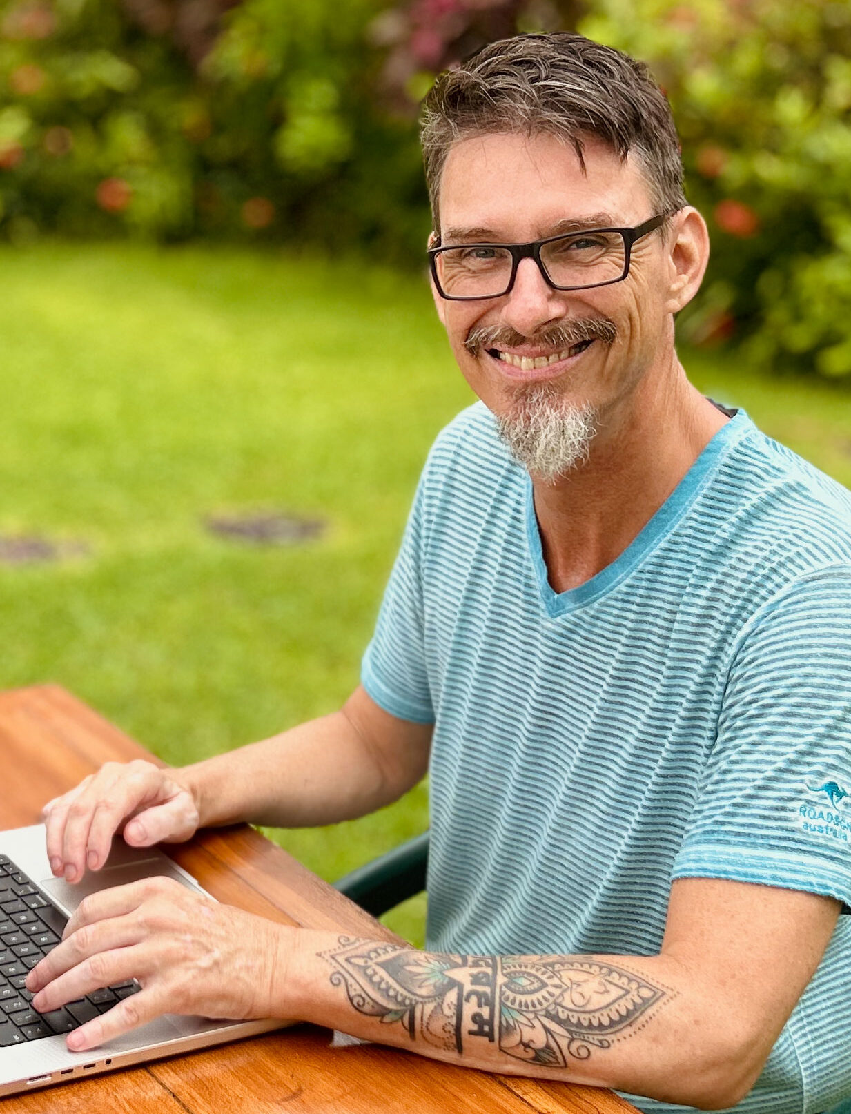 Micha Madhava sitz am Laptop