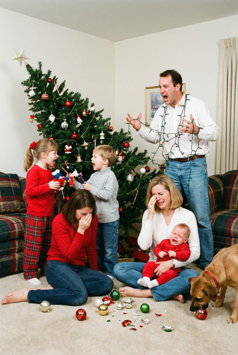 Familienstreit vor Weihnachtsbaum
