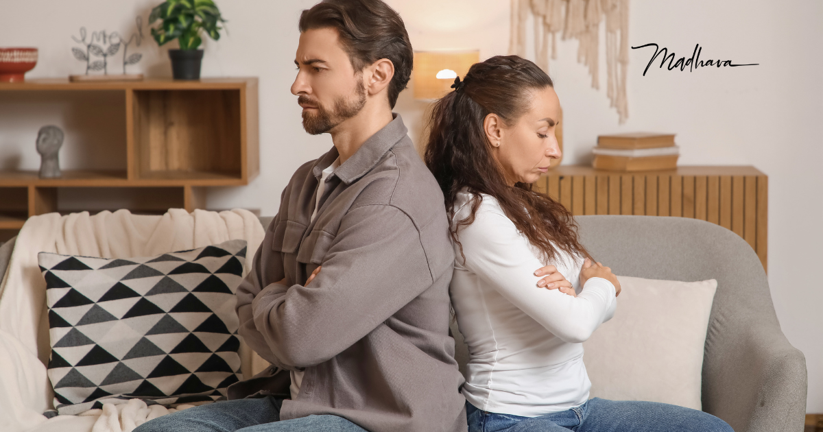 Ein Paar schmollend Rücken an Rücken