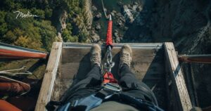 Blick in die Tiefe beim Bungee-Sprung