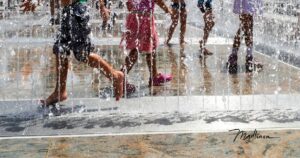 Kinder die im Brunnen spielen