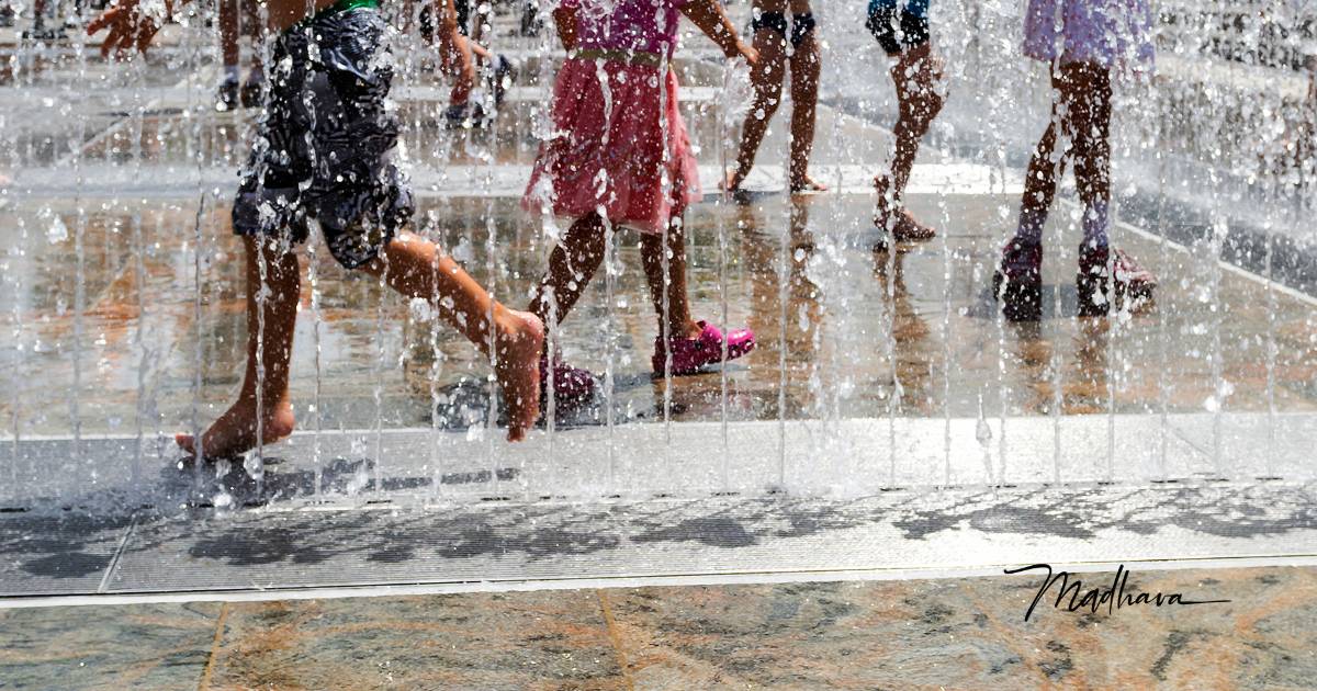 Kinder die im Brunnen spielen