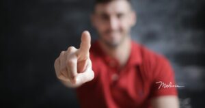 Mann mit erhobenen Zeigefinger