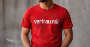 Mann mit rotem T-Shirt mit der Aufschrift - "vertrau mir"