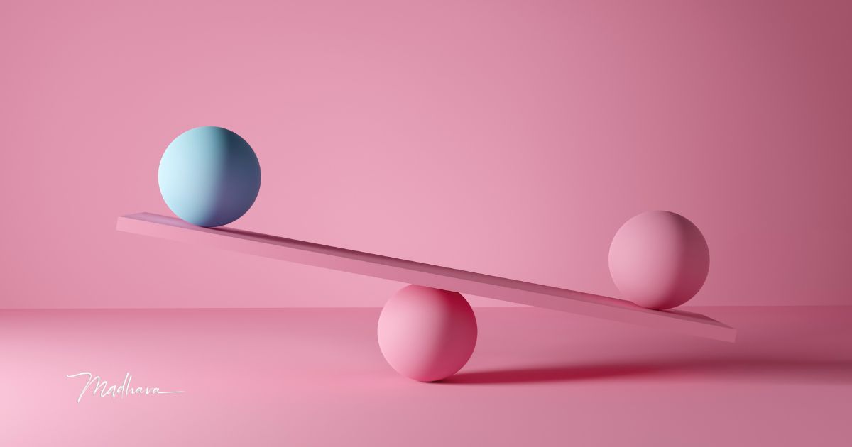 Eine Wippe im Ungleichgewicht vor rosa Hintergrund: Auf der angehobenen Seite liegt eine blaue Kugel, auf der abgesenkten eine rosafarbene, der Drehpunkt ist selbst eine Kugel.