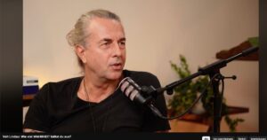 zeigt Veit Lindau in eine Podcast Studio