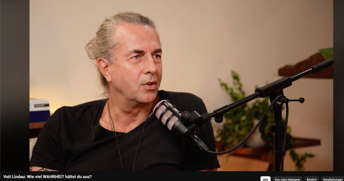 zeigt Veit Lindau in eine Podcast Studio